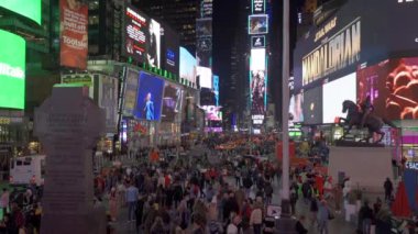 Times Meydanı 'nın gece görüşü ağır çekimde, Nyc