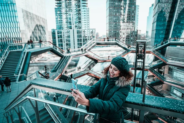 Mooie krullend brunette vrouw nemen selfie zelfportret in het schip op de Hudson Yards — Stockfoto