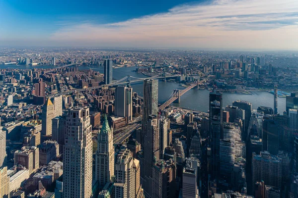 Widok z lotu ptaka na Lower Manhattan, Brooklyn Bridge i Manhattan Bridge w Nowym Jorku — Zdjęcie stockowe