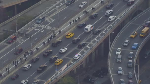 Rush Hour in der Einfahrt zur Brooklyn Bridge. New York City — Stockvideo