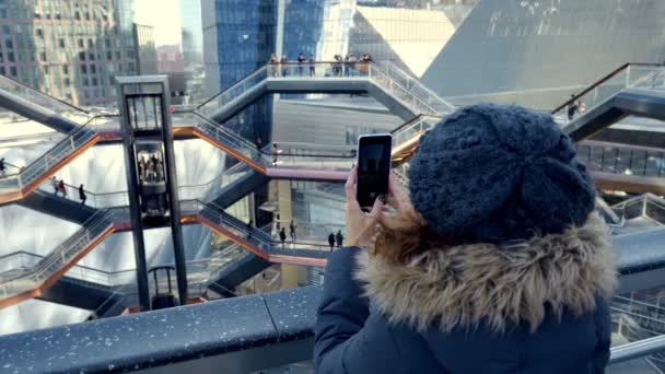 Hermosa morena rizada tomando una foto en el distrito Hudson Yards en Nueva York — Vídeo de stock