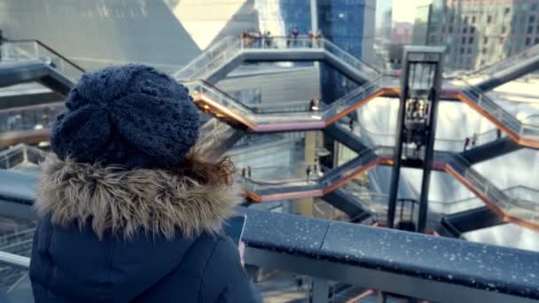 Красивая кудрявая брюнетка фотографирует в районе Гудзон Ярдс в Нью-Йорке — стоковое видео