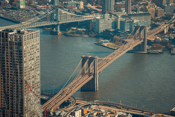 在纽约东河的布鲁克林大桥 — 图库照片