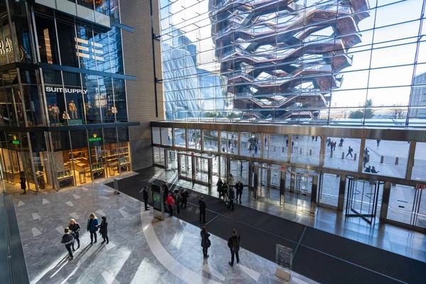 Судно видно из вестибюля торгового центра Hudson Yards в западной части Манхэттена — стоковое фото