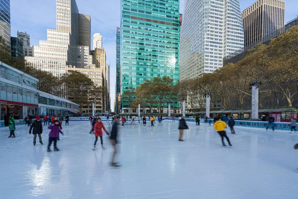 Mercado anual de Natal em Bryant Park sob os arranha-céus — Fotografia de Stock