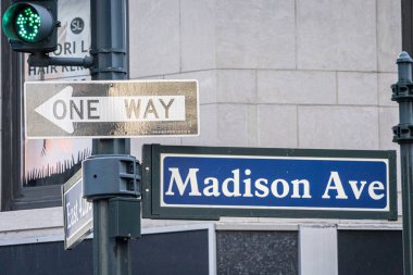 Manhattan 'da Madison Bulvarı sokak tabelası