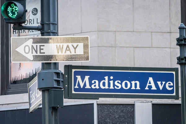 Madison Ave znak ulicy w centrum Manhattanu — Zdjęcie stockowe