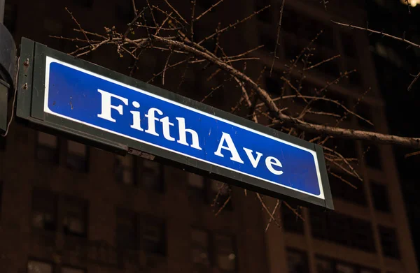 Sinal da quinta avenida em Midtown Manhattan, NYC — Fotografia de Stock