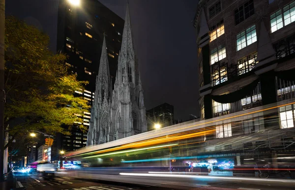 Saint Patricks Cathedral på natten, New York — Stockfoto