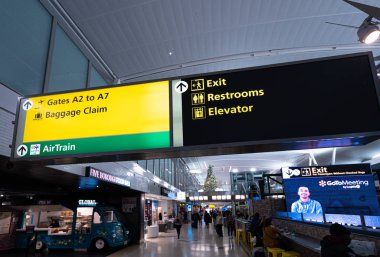 New York, 19 Kasım: Jfk New York Uluslararası Havaalanı Terminal 4 'te yön işareti.