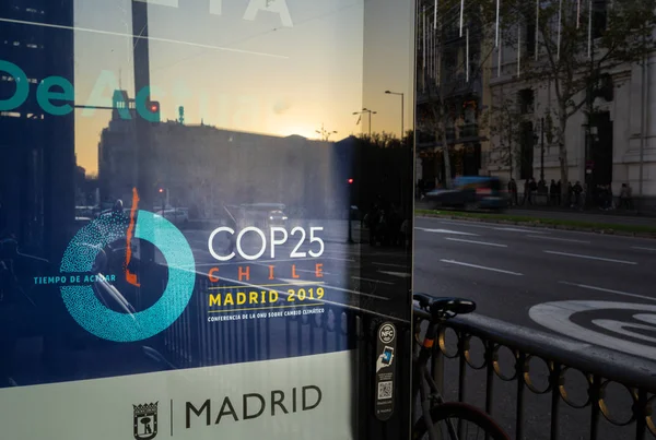 Alcala Caddesi 'ndeki bir reklam panosunda bakır 25.