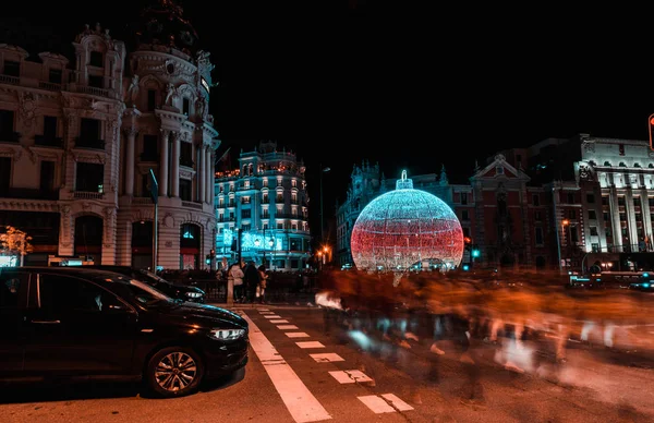 Мадрид, Испания, декабрь 2019 года. Giant Christmas LED Ball show in Gran Via, Мадрид — стоковое фото