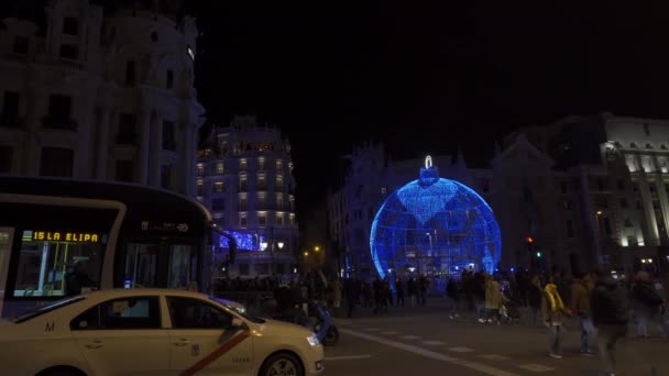 Madrid, Espanha, dezembro de 2019. Show de bola LED de Natal gigante em Gran Via, Madri — Vídeo de Stock