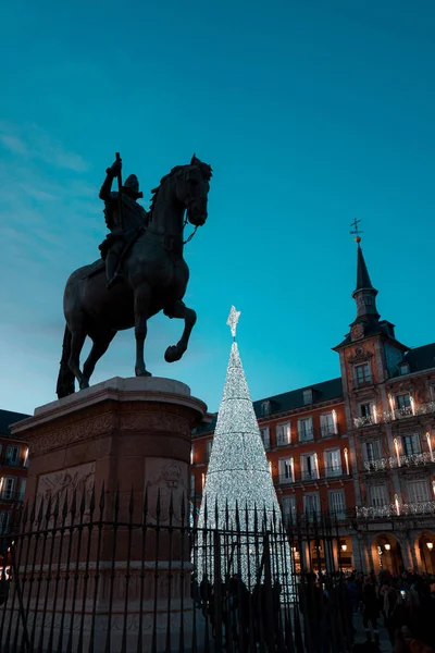 Madrid, statue en bronze du roi Philippe III et arbre de Noël illuminé sur la Plaza Mayor — Photo