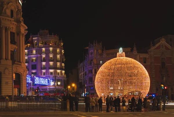 Madrid, Španělsko, prosinec2019. Giant Christmas Led Ball show v Gran Via, Madrid — Stock fotografie