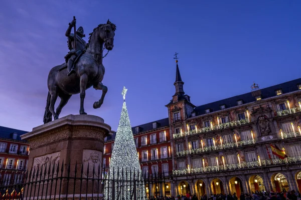 Madrid, estatua de bronce del rey Felipe III e iluminado árbol de Navidad en la Plaza Mayor — Foto de Stock