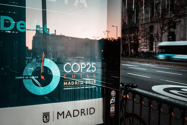 Publicité COP25 sur un panneau d'affichage dans la rue Alcala, style sarcelle et orange — Photo