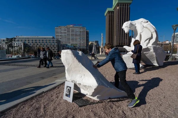 La statue Melting IceBear des sculpteurs Dam de Nogales — Photo