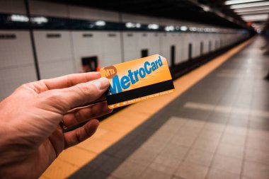 New York 'ta bir metro kartı tutuyor..