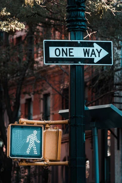 Voetgangers verkeerslicht en One Way borden in Manhattan, New York — Stockfoto