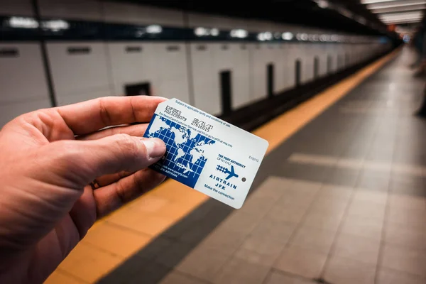 New York 'ta bir metro kartı tutuyor.. — Stok fotoğraf