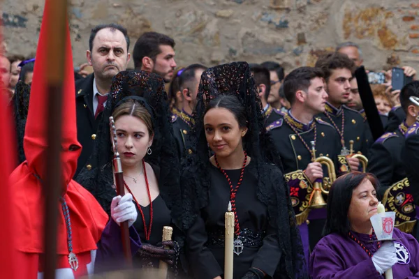 Meninas em procissão de Páscoa com uma mantilha de renda preta, um véu espanhol tradicional usado pelas mulheres — Fotografia de Stock