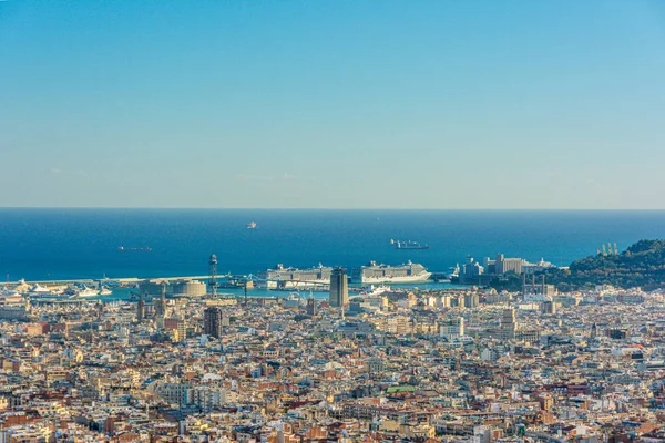 Luchtfoto van cruiseschepen in de haven van Barcelona, — Stockfoto