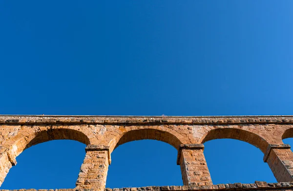 コピースペースが利用可能なローマの水道のティールとオレンジの景色 — ストック写真