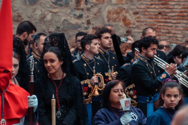 Paskalya alayında siyah dantelli mantilla giyen kızlar. Kadınlar tarafından takılan geleneksel bir İspanyol peçesi.