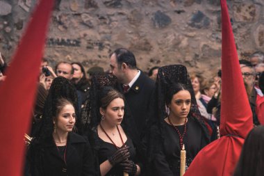 Paskalya alayında siyah dantelli mantilla giyen kızlar. Kadınlar tarafından takılan geleneksel bir İspanyol peçesi.