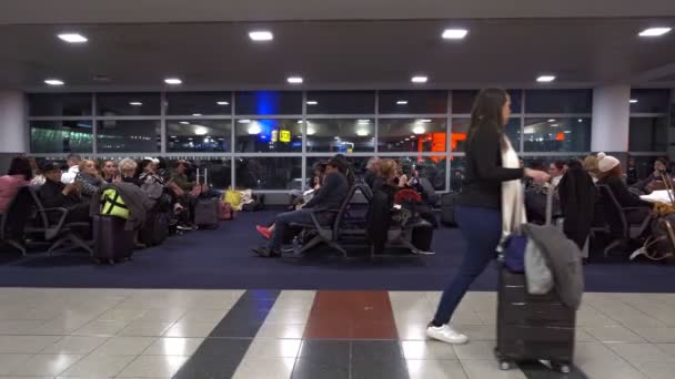 Passagiers in terminal 4 op de John F. Kennedy International Airport of Jfk — Stockvideo