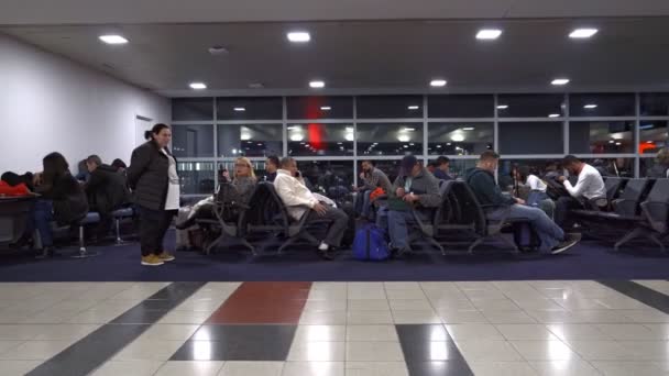 Pasażerowie siedzący w terminalu 4 na lotnisku im. Johna F. Kennedy 'ego lub Jfk — Wideo stockowe