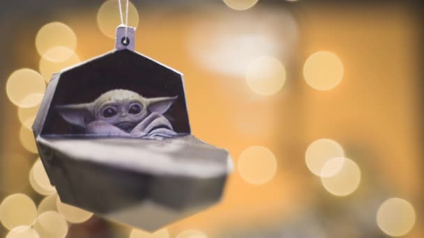 Baby Yoda en adorno de papel artesanal sobre un fondo borroso — Vídeo de stock