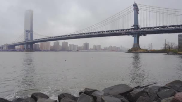 Vista lateral da estrutura da Ponte Manhattan e dos edifícios de Nova Iorque — Vídeo de Stock