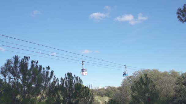스페인 마드리드의 카마데 캄포 공원을 가로지르는 케이블카. — 비디오