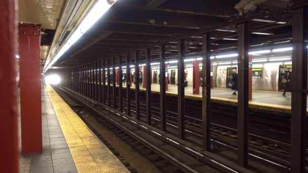 Tunnelbana anländer till en tunnelbanestation i New York — Stockvideo