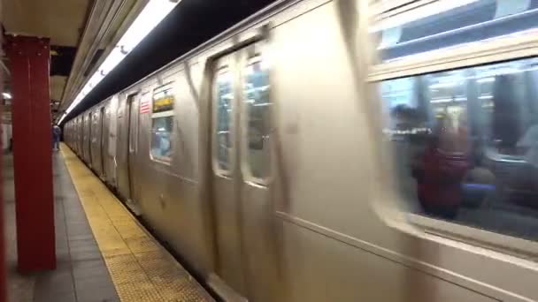 Métro arrivant à une station de métro à New York — Video