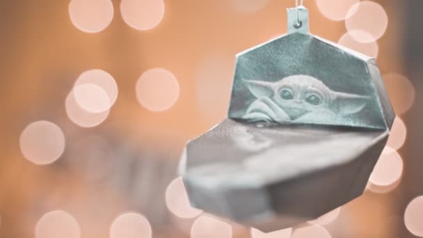 Baby Yoda in Bastelpapier-Ornament vor verschwommenem Hintergrund — Stockvideo