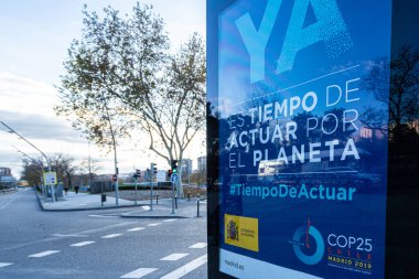 Puerta de San Vicente Meydanı 'ndaki bir reklam panosunda Cop25.
