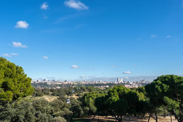 Cable car over casa de campo park in Madrid, Spain. — Stock Photo, Image