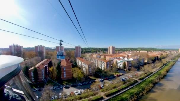 Manzanares řeka panning pohled z lanovky v Madridu, Španělsko. — Stock video