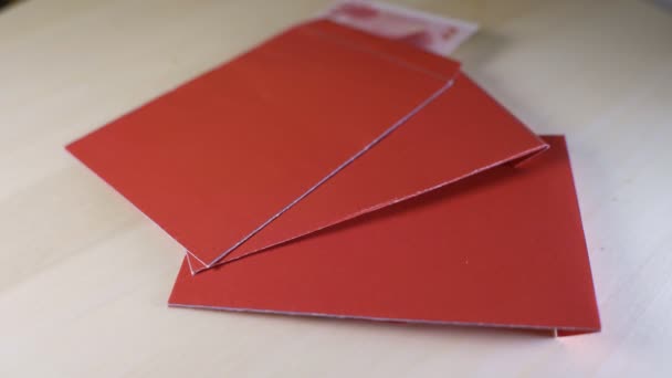 Decoração de ano novo chinês com envelopes vermelhos e personagem FU, o que significa boa sorte, fortuna e bênção . — Vídeo de Stock