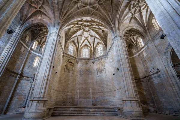 Rayos de sol a través de la ventana en una capilla gótica medieval —  Fotos de Stock