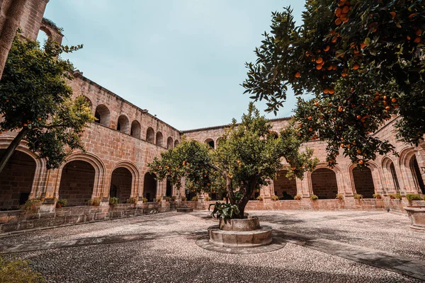 Vista de un claustro medieval en Extremadura, España — Foto de Stock