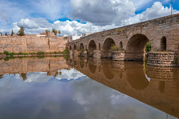 Uitzicht op de Romeinse brug van Merida met zijn reflectie over de rivier de Guadiana. — Stockfoto