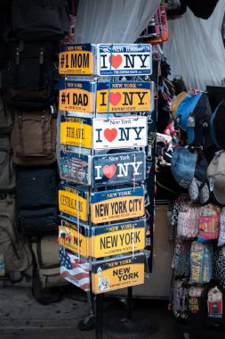 Canal Street Stadı 'nda satışta olan New York araç plakalarını seviyorum.