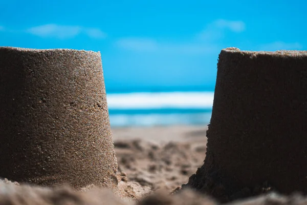 Zbliżenie Sandcastles na piasku plaży — Zdjęcie stockowe