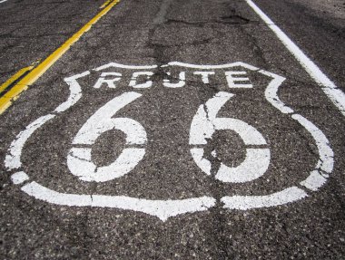 route 66 işaretli bir uzun yol üstüne boyayla