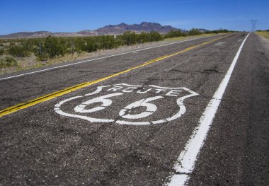 route 66 işaretli bir uzun yol üstüne boyayla