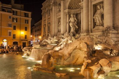 Fontana di trevi gece